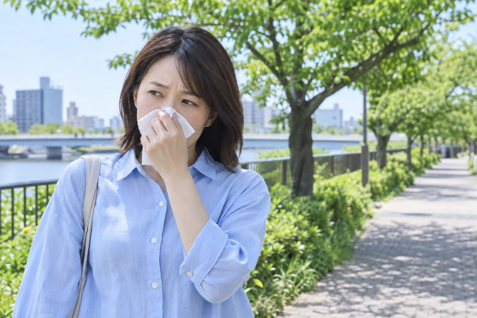 屋外で鼻の症状にティッシュを使うイメージ